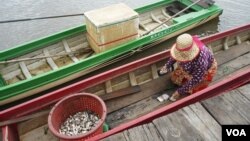 អ្នកនេសាទ​នៅ​ភូមិបាក់​ព្រា នាំ​ត្រី​ដែល​ពួកគេ​បាន​នេសាទ​រួច យក​មក​លក់​នៅ​ឯ​ផ្ទះ​របស់​ឈ្មួញ​ទិញ​ដូរ​ត្រី នៅ​ភូមិបាក់ព្រា​ ឃុំ​ព្រៃចាស់​ ស្រុក​ឯកភ្នំ ខេត្ត​បាត់​ដំបង នៅ​ថ្ងៃ​ទី២៦ ខែកញ្ញា ឆ្នាំ២០២១។ (ខាន់ សុគុំមនោ/វីអូអេ)