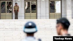 នៅ​ក្នុង​រូបភាព​កាលពី​ថ្ងៃទី១៩ ខែកក្កដា ឆ្នាំ២០១៧​នេះ ទាហាន​កូរ៉េ​ខាង​ជើង​យាម​នៅ​ព្រំប្រទល់​ភូមិ Panmunjom នៅ​ក្នុង​ក្រុង Paju ប្រទេស​កូរ៉េ​ខាង​ត្បូង។