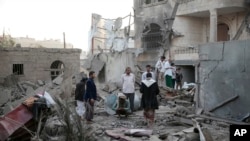 People inspect the damage of houses destroyed by Saudi-led airstrikes in Sana'a, Yemen, Jun. 9, 2017. 