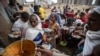Warga Tigray yang mengungsi untuk menghindari kekerasan antre untuk menerima bantuan makanan di Mekele, wilayah Tigray, Ethiopia (foto: dok). 