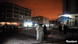 Polisi Kenya melakukan penyelidikan di lokasi ledakan dekat sebuah masjid di distrik Eastleigh, pinggiran ibukota Nairobi, Jumat (7/12). 