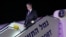El secretario de Estado de Estados Unidos, Antony Blinken, desciende del avión a su llegada al aeropuerto internacional Ben Gurion en Tel Aviv, Israel, el 6 de febrero de 2024.