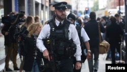 Polisi mengamankan lokasi terjadinya penikaman di Lapangan Russell, London, Kamis (4/8). 