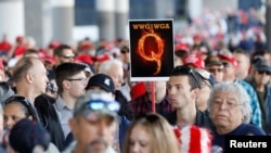 Čovjek sa Qanon sloganom na Trumpovom mitingu u Las Vegasu (Foto: Reuters/Patrick Fallon) 