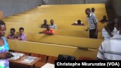 Dans l'université du Burundi, dans un amphithéâtre du bâtiment droit et des lettres et sciences humaines, à Bujumbura, le 7 mars 2017. (VOA/Christophe Nkurunziza)
