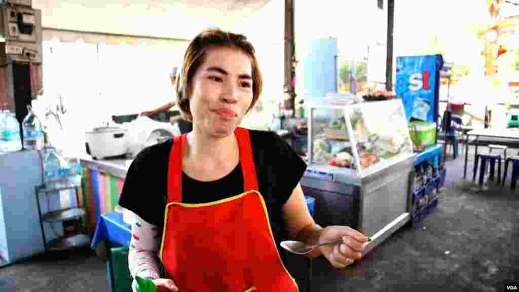 Restaurant owner and cook Matcharee Kedpathum appears nonplussed after trying the American Sriracha sauce. (Z. Aung/VOA)