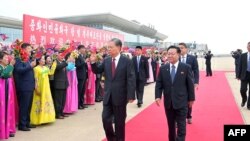 কোরিয়ার সেন্ট্রাল নিউজ এজেন্সি দ্বারা প্রকাশিত এই ছবিটিতে দেখা যাচ্ছে যে চীনা কমিউনিস্ট পার্টির তৃতীয় সর্বোচ্চ কর্মকর্তা ঝাও লেজিকে (বাম) পিয়ংইয়ং বিমানবন্দরে উত্তর কোরিয়ার সুপ্রিম পিপলস অ্যাসেম্বলির স্থায়ী কমিটির চেয়ারম্যান চোয়ে রিয়ং হে স্বাগত জানিয়েছেন। 