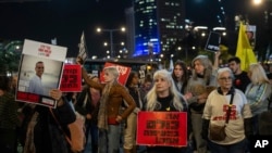 ဟားမတ်စ်ကဖမ်းဆီးထားသည့် ဓားစာခံများ ပြန်လွှတ်ပေးရေး အစ္စရေးလ်နိုင်ငံ၊ တဲလ်အဗီမြို့တော်တွင် ဆန္ဒပြ တောင်းဆိုနေသူများ။ (မတ် ၉၊ ၂၀၂၅) (AP)