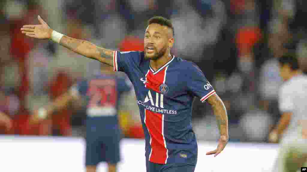 Neymar, PSG - Forward Tauraron dan kwallon kafar kasar Brazil Neymar yana daya daga cikin &lsquo;yan wasan Paris Saint-Germain da suka kuma cutar COVID-19, a cewar rahotanni da yawa. Neymar ya samu lafiya daga cutar sannan ya dawo tirenin tare da PSG a tsakiyar watan Satumba.