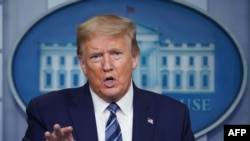 Presiden AS Donald Trump menjawab pertanyaan para wartawan di Gedung Putih, Washington, D.C 21 April 2020. (Photo by MANDEL NGAN / AFP)