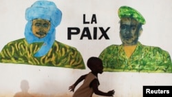 Seorang perempuan yang kehilangan ayahnya dalam Perang Dunia II, memegang seekor merpati sebelum melepaskannya sambil berdoa untuk para arwah korban perang di Kuil Yasukuni, Tokyo, dalam memperingati perayaan 69 tahun Jepang menyerah dalam Perang Dunia II.<br />
<br />
&nbsp;