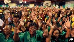 Hamshira operatsiyadan chiqqan bolani yupatishga urinmoqda. Koronavirus tufayli go'dakning ota-onasi kasalxonaga qo'yilmagan. Italiya.