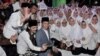 Jokowi bersama santri di acara "Apel Akbar Santri Nusantara", Sabtu malam (20/10).
