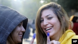 Nữ cử tri Ai Cập có dấu mực trên ngón tay sau khi bỏ phiếu trưng cầu dân ý về hiến pháp, Cairo, Ai Cập, 15/12/2012