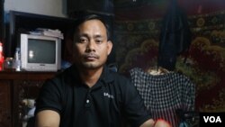 Lanh Than, 35, brother of deported opposition activist, gave an interview to VOA Khmer at his rented home in Battambang province, Dec. 15, 2021. (Sun Narin/VOA Khmer)