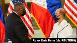 Menteri Pertahanan AS Lloyd Austin (kiri) dan Menteri Pertahanan Filipina Delfin Lorenzana (kanan) dalam pertemuan bilateral di kamp militer Camp Aguinaldo di Quezon City, Metro Manila, Filipina, 30 Juli 2021. 