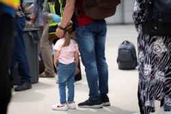 Los refugiados afganos que apoyaron la misión de Canadá en Afganistán esperan para abordar los autobuses después de llegar a Canadá en el Aeropuerto Internacional Toronto Pearson en Mississauga, Ontario, Canadá el 13 de agosto de 2021. Fotografía tomada el 13 de agosto de 2021.