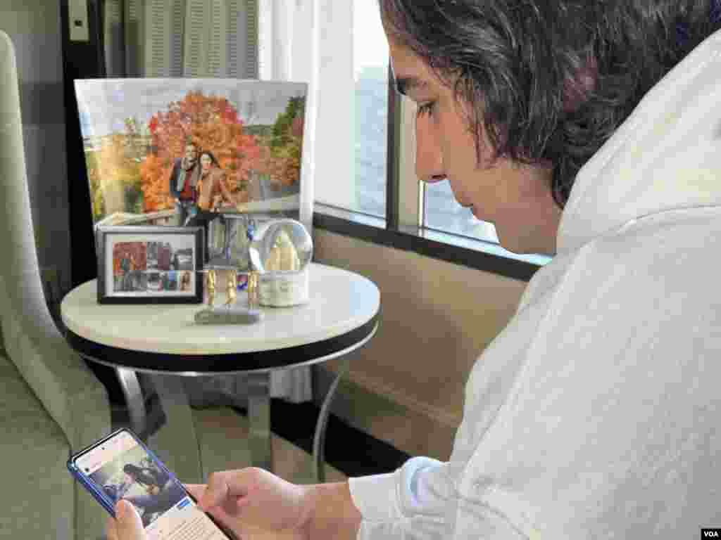 ​پشت صحنه فیلمبرداری مصاحبه بخش فارسی صدای آمریکا ​با آرش مرتب. آروین مرتب و آیدا فرزانه، برادر و زن برادر آرش مرتب، از جان باختگان پرواز پی اس ۷۵۲ بودند.