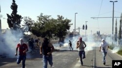 Bentrokan antara polisi dan warga Palestina saat upacara pemakaman Muhammad Abu Khdeir di Yerusalem. (Foto: Dok)