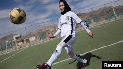 Une footaballeuse afghane au complexe sportif Golab Trust, à Kaboul, Afghanistan, le 10 mars 2014. 