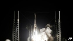 A United Launch Alliance Atlas V rocket carrying the Boeing Starliner crew capsule on an Orbital Flight Test to the International Space Station lifts off from Space Launch Complex 41 at Cape Canaveral Air Force station, Friday, Dec. 20, 2019, in…