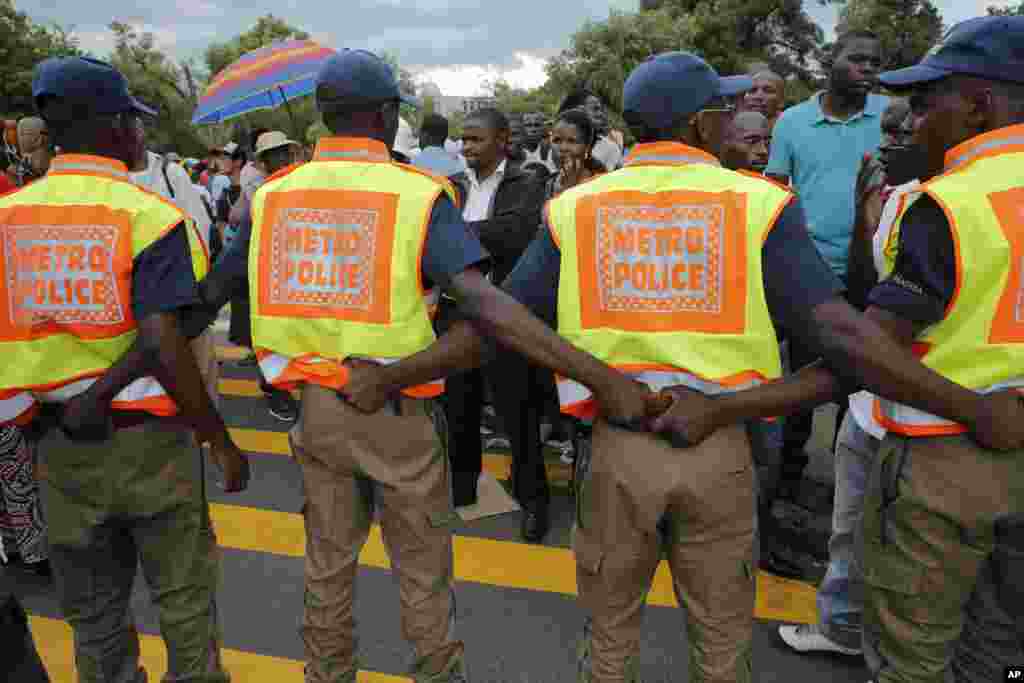 Police form a barricade after the the cut off time for viewing the body of Nelson Mandela outside the Union Buildings in Pretoria, Dec. 13, 2013. 