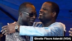 Sébastien Ajavon, patron des patrons, à droite, et le président Patrice Talon, tous deux candidats à la dernière présidentielle, s’embrassent pendant la campagne électorale, Cotonou, Bénin, 2016. VOA/Ginette Fleure Adandé.
