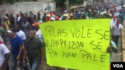 Ribuan demonstran melakukan unjuk rasa di Port-au-Prince, Haiti, hari Minggu (9/6) dengan tulisan yang artinya: "Para Pencuri (koruptor) tempatnya di penjara, bukan di Istana (Presiden)."