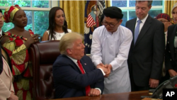 Tổng thống Hoa Kỳ Donald Trump tiếp đạo hữu Cao đài Lương Xuân Dương tại phòng Bầu dục 17/7/2019.