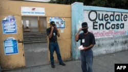 Miembros de la Milicia Bolivariana custodian un centro electoral en una escuela de Caracas, el 6 de diciembre de 2020 durante las elecciones legislativas de Venezuela.
