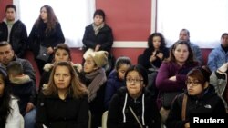 Migrantes, entre ellos menores de edad, asisten en 2014 a un taller de asesoramiento legal en Chicago, Illinois, después de que EE. UU. anunciara que habría más deportaciones hacia países como Honduras, Guatemala y El Salvador.