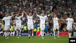 Les joueurs du Real Madrid célèbrent leur victoire contre Manchester City à la fin du match de football de demi-finale retour de la Ligue des champions de l’UEFA entre le Real Madrid et Manchester City au stade Santiago Bernabeu à Madrid, Espagne, 4 mai 2