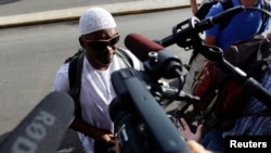 William Potts speaks to reporters outside Havana's Jose Marti International Airport, before boarding a plane to the U.S., Nov. 6, 2013.
