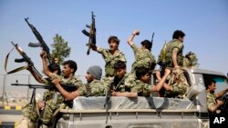 Pemberontak Syiah Houthi melakukan patroli di Sanaa, Yaman (foto: dok).