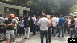 Supporters and media representatives are seen gathered outside the of home of opposition leader Leopoldo Lopez, in Caracas, Venezuela, July 8, 2017. (C. Alcalde/VOA Spanish)