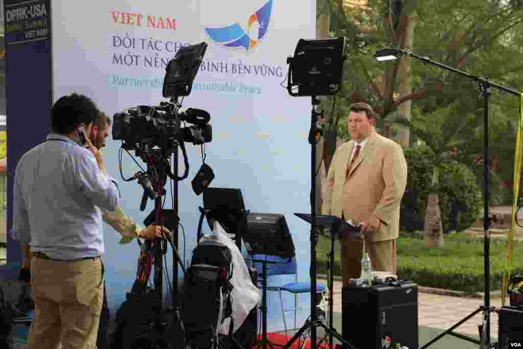 روز دوم نشست ترامپ - کیم | تا ساعاتی دیگر پرزیدنت ترامپ و کیم جونگ اون یک توافق مشترک امضا می کنند و بعد پرزیدنت ترامپ با خبرنگاران سخن خواهد گفت.