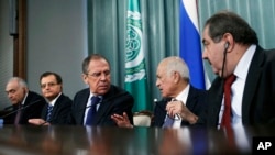 Secretary-General of the Arab League Nabil Elaraby, (2R), speaks to Russian Foreign Minister Sergey Lavrov, (3L), as other Arab League diplomats look on during their news conference in Moscow, Russia, February 20, 2013.