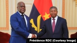 Le président congolais Félix Tshisekedi, à gauche, salue son homologue angolais João Lourenço à Luanda, Angola, le 5 février 2019. (TwitterPrésidence RDC)