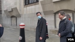 香港駐倫敦HKETO間諜案2月14日再度開庭審理。兩名涉案被告之一的63歲的香港駐倫敦經貿辦行政經理、退休警司袁松彪(Yuen Chung Biu)在離開法庭時並無理會在庭外的記者提問。（攝影：美國之音鄭樂捷）