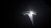 FILE: Logo Tesla di sebuah mobil di Los Angeles.