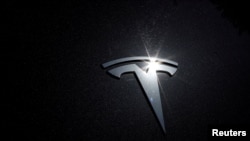 FILE: Logo Tesla di sebuah mobil di Los Angeles.
