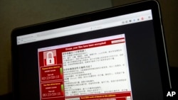 Tangkapan layar tentang peringatan dari serangan ransomware tampak di layar seorang pengguna komputer di Taiwan, 13 Mei 2017. (Foto: Mark Schiefelbein/AP)