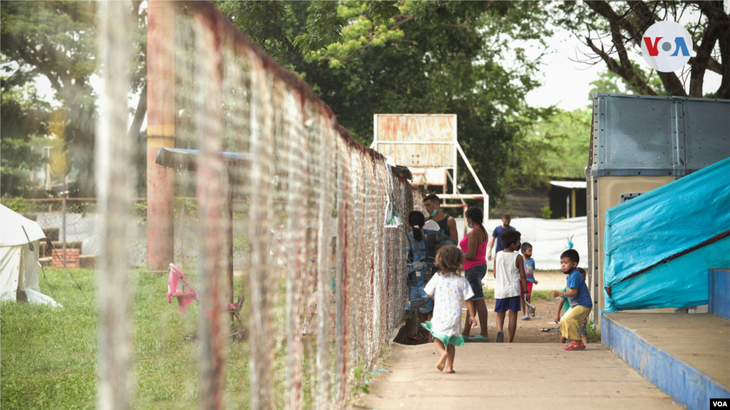El pequeño estadio de fútbol del municipio de Arauquita, en Colombia, fue el lugar escogido por las autoridades locales para refugiar a los ciudadanos venezolanos que escapan de la violencia en Venezuela.