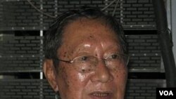 Nyan Win, pengacara pemimpin oposisi Birma, Aung San Suu Kyi, saat berbicara kepada media hari ini.