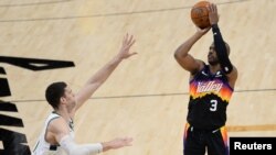 Chris Paul de Poenix shoote face à Brook Lopez de Milwaukee lors de la finale NBA, USA, le 6 juin 2021. 