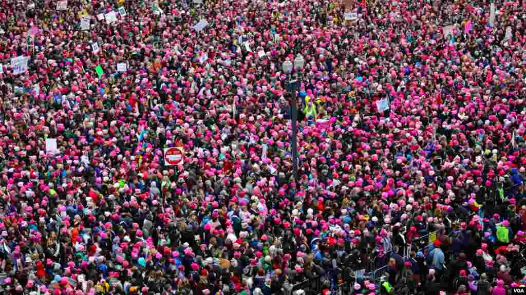 Dubban mata na gudanar da zanga-zanga a birnin Washington DC, don nuna rashin amincewarsu da manufofin sabuwar gwamnati Donald Trump.