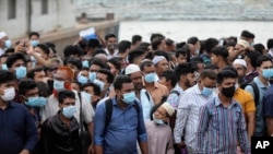 រូបឯកសារ៖ ពលរដ្ឋ​នាំ​គ្នា​ប្រជ្រៀត​គ្នា​រង់ចាំ​ជិះ​សាឡាង​​ធ្វើ​ដំណើរចាក​ចេញ មុន​ពេល​បិទខ្ទប់​ក្រុង Munshiganj ប្រទេស​បង់ក្លាដែស ថ្ងៃទី៣០ ខែមិថុនា ឆ្នាំ២០២១។