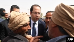 Le Premier ministre tunisien Youssef Chahed s'entretient avec quelques personnes à son arrivée dans la ville de Tataouine, 27 avril 2017.