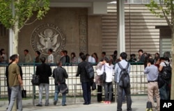 資料照：中國民眾在美國駐北京的大使館外排隊申請簽證。 (2012年4月27日)