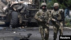 Pasukan AS mengamankan lokasi pasca serangan bunuh diri di Kabul, Afghanistan tahun lalu (foto: dok).